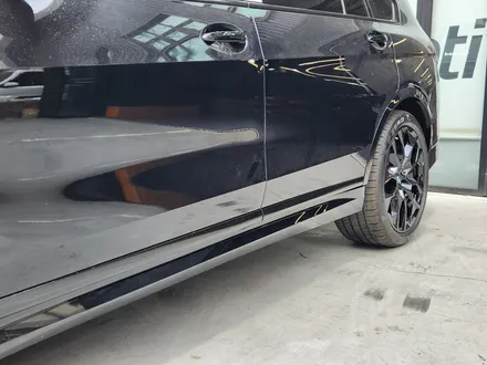 BMW X7 M60 버전 사이드스커트 교체 블랙팩.