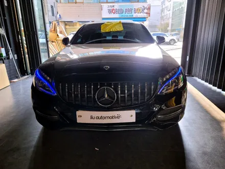 벤츠 W205 C클래스 블루 헤드라이트. 감각적인 환영의 인사.