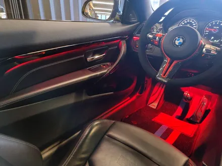BMW M4 리츠 스마트 엠비언트. 엠비언트가 불어넣는 생기.