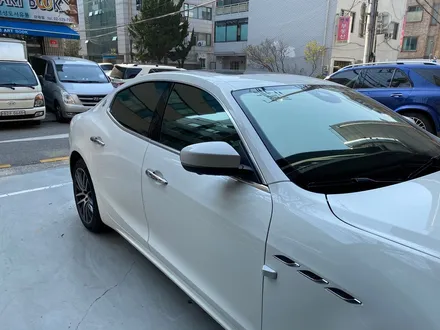 마세라티 기블리 카본 패키지 (인테리어트림+미러+손잡이+스포일러). 카본으로 인테리어부터 익스테리어까지.
