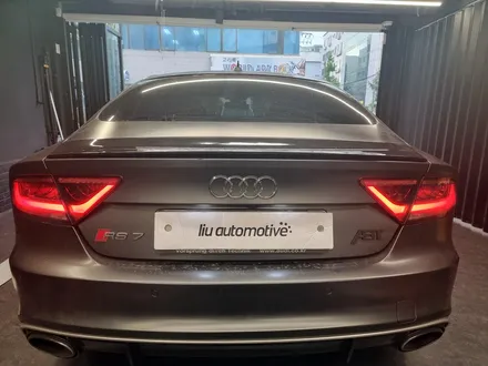 아우디 A7 RS7 리어 카본 스포일러. 카본으로 견고한 스포일러 장착.