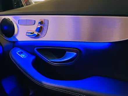 벤츠 C클래스 C220d 실내 엠비언트 풀세트. 리츠 스마트 엠비언트와 터빈 송풍구로 드레스업.