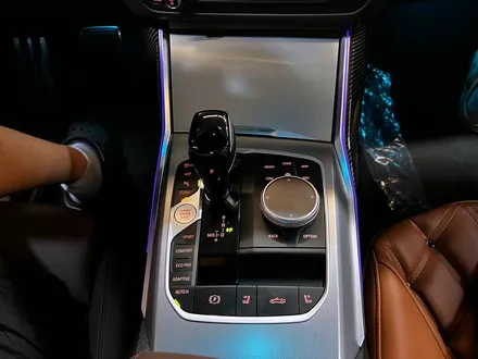 BMW G23 4시리즈 M440i 센터페시아 엠비언트 확장 + 카본 스포일러.