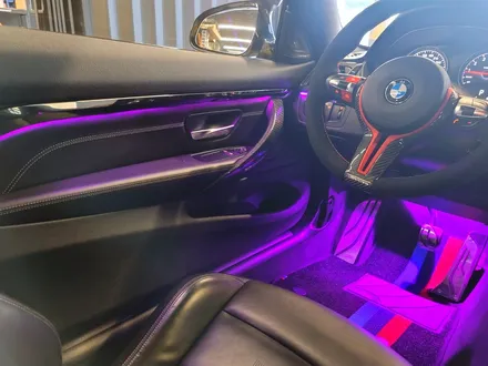 BMW M4 리츠 스마트 엠비언트. 엠비언트가 불어넣는 생기.