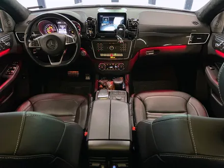 벤츠 W166 GLE350 리츠 스마트 엠비언트. GLE 인테리어에 어울리는 감각적인 분위기.