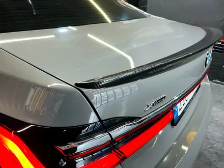 BMW G12 7시리즈 익스테리어 바디 패키지. 블랙 그릴 + 사이드미러 + 카본 스포일러.