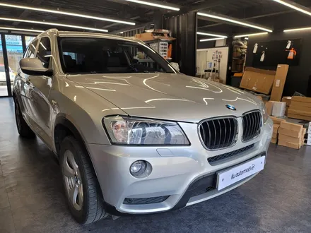 BMW F25 X3 사이드스텝 + 워크인 스위치. 탑승자의 불편함을 최소화하는 시공 조합.
