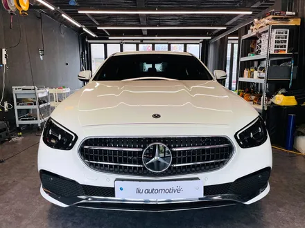 벤츠 W213 E클래스 2021 엠비언트 인테리어. 송풍구 + 트위터 + 미드레인지 엠비언트를 한 번에.