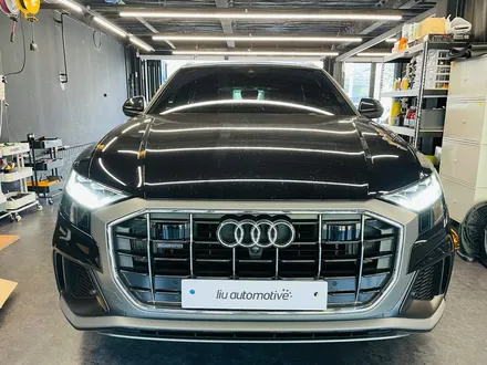 아우디 Q8 50TDI 블랙팩 + 실내 카본트림 교체. 인테리어와 익스테리어 모두 시크하게.