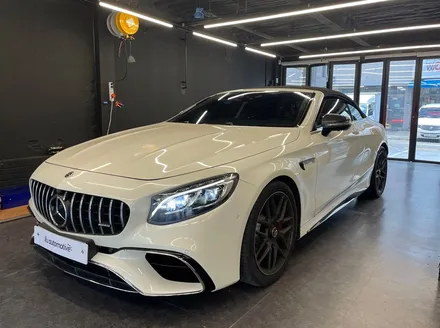벤츠 W222 S63 AMG 터빈 송풍구 벤츠 W222 S63 AMG 카브리올레 엠비언트 패키지 전후석 송풍구 모두에 엠비언트 더하기.