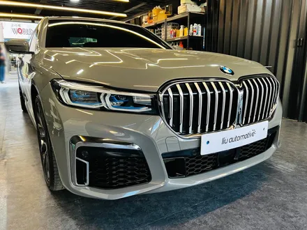 BMW G12 7시리즈 익스테리어 바디 패키지. 블랙 그릴 + 사이드미러 + 카본 스포일러.