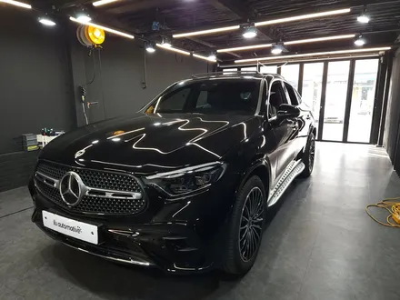 벤츠 2024 GLC 송풍구 + 대시보드 + 도어라인 엠비언트 옵션 패키지.