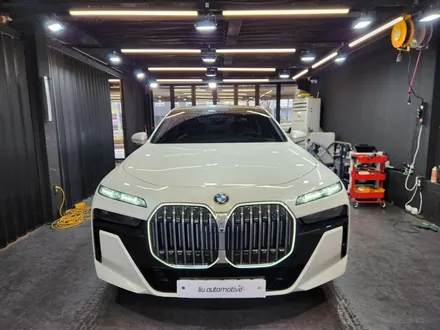 BMW i7 스카이라운지 파노라마 선루프 엠비언트 G70 7시리즈.