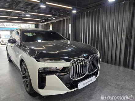 BMW G70 7시리즈 스카이라운지 선루프 + 엠비언트 스피커 확장.