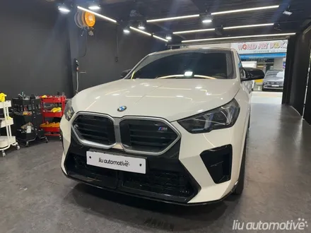 BMW U10 X2 50주년 정품 엠블럼 교체.