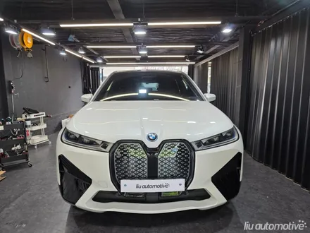 BMW IX 아이코닉글로우 그릴.