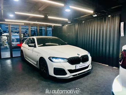 BMW 5시리즈 엠비언트 인테리어 확장 패키지, 지금 바로 확인해보세요. 선루프라인 + 실내등 추가. / 서울 서초
