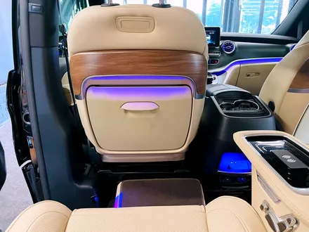 벤츠 W447 V클래스 V250d V300d 매트릭스 리무진 패키지. 폴딩모니터 + 엠비언트 패키지 + 순정 항공시트 + 리츠 커스텀 매트.