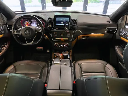 벤츠 W166 GLE350 리츠 스마트 엠비언트. GLE 인테리어에 어울리는 감각적인 분위기.