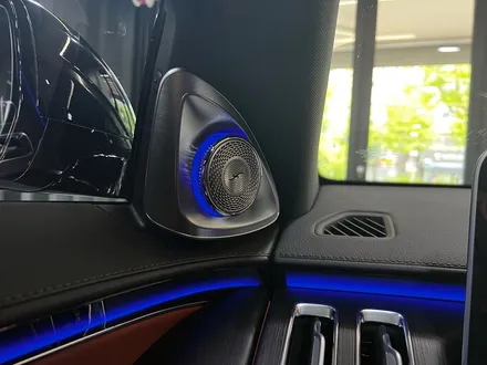 벤츠 W223 S클래스 순정 4D 부메스터 + 액티브 엠비언트 옵션 패키지.