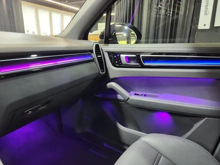 포르쉐 카이엔 액티브엠비언트 + 계기판 크로노 컬러 변경 옵션 설치.