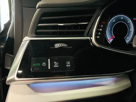 아우디 Q8 50TDI 블랙팩 + 실내 카본트림 교체. 인테리어와 익스테리어 모두 시크하게.
