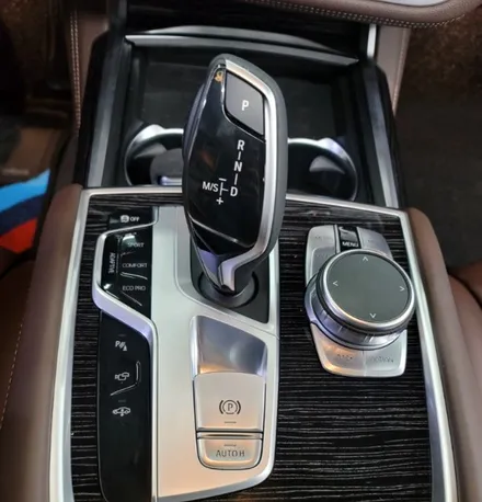 BMW G12 7시리즈 익스테리어 바디 패키지. 블랙 그릴 + 사이드미러 + 카본 스포일러.