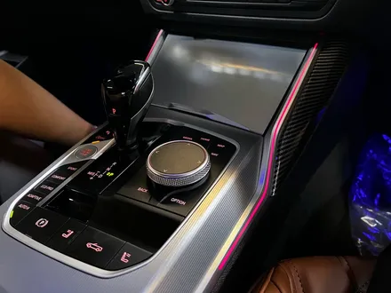 BMW G23 4시리즈 M440i 센터페시아 엠비언트 확장 + 카본 스포일러.