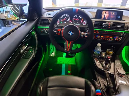 BMW M4 리츠 스마트 엠비언트. 엠비언트가 불어넣는 생기.
