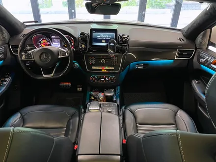 벤츠 W166 GLE350 리츠 스마트 엠비언트. GLE 인테리어에 어울리는 감각적인 분위기.