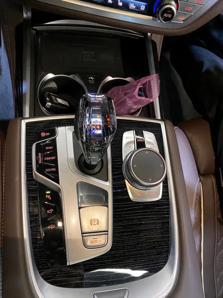 BMW G12 7시리즈 익스테리어 바디 패키지. 블랙 그릴 + 사이드미러 + 카본 스포일러.