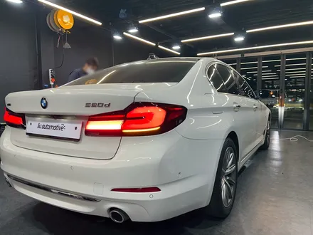 BMW G30 5시리즈 LCI 테일램프 교체 순정 부품. 믿을 수 있는 순정 테일램프.