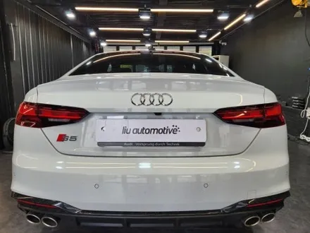 아우디 A5 블랙팩 엠블럼 교체 시공 작업.
