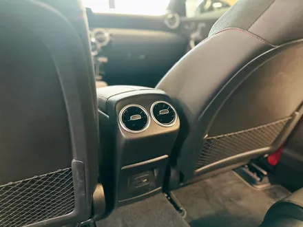 벤츠 W177 A45AMG 순정부품 후석송풍구 생성 + 블랙 엠블럼 교체 세트.