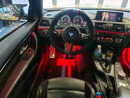 BMW M4 리츠 스마트 엠비언트. 엠비언트가 불어넣는 생기.