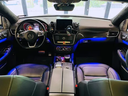 벤츠 W166 GLE350 리츠 스마트 엠비언트. GLE 인테리어에 어울리는 감각적인 분위기.