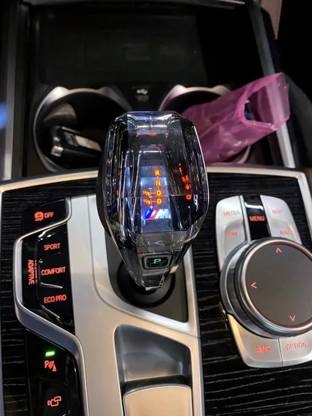 BMW G12 7시리즈 익스테리어 바디 패키지. 블랙 그릴 + 사이드미러 + 카본 스포일러.