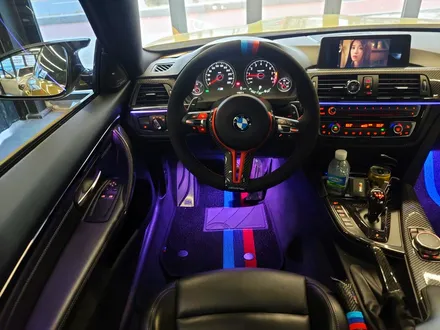 BMW M4 리츠 스마트 엠비언트. 엠비언트가 불어넣는 생기.