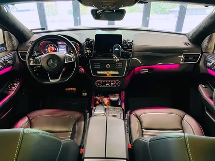 벤츠 W166 GLE350 리츠 스마트 엠비언트. GLE 인테리어에 어울리는 감각적인 분위기.