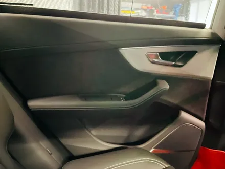 아우디 Q8 50TDI 블랙팩 + 실내 카본트림 교체. 인테리어와 익스테리어 모두 시크하게.