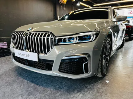 BMW G12 7시리즈 익스테리어 바디 패키지. 블랙 그릴 + 사이드미러 + 카본 스포일러.