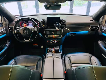 벤츠 W166 GLE350 리츠 스마트 엠비언트. GLE 인테리어에 어울리는 감각적인 분위기.