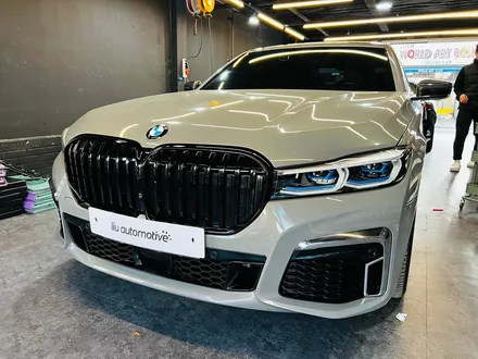 BMW G12 7시리즈 익스테리어 바디 패키지. 블랙 그릴 + 사이드미러 + 카본 스포일러.