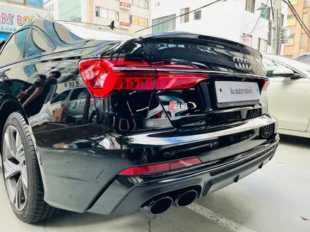 아우디 A6 C8 신차 출고 패키지 (S6그릴+RS6그릴+디퓨저+스포일러+미러+테일램프+실내엠비언트+컵홀더설치+타공기어노브+S6시동버튼+후석USB설치+안전벨트엠비언트+크롬죽이기).