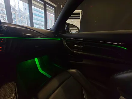 BMW M4 리츠 스마트 엠비언트. 엠비언트가 불어넣는 생기.