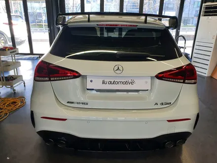 벤츠 W177 신형 A45 AMG 2열 후석 송풍구 설치. 신차에 필수, 프리미엄 PPF 보호 필름.
