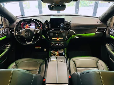 벤츠 W166 GLE350 리츠 스마트 엠비언트. GLE 인테리어에 어울리는 감각적인 분위기.
