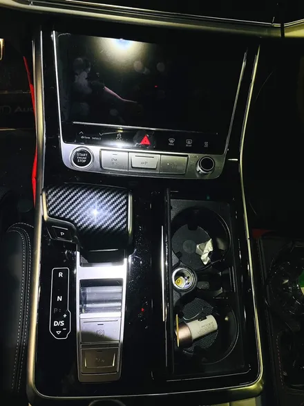 아우디 Q8 50TDI 블랙팩 + 실내 카본트림 교체. 인테리어와 익스테리어 모두 시크하게.