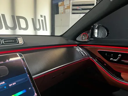 벤츠 W223 S클래스 순정 4D 부메스터 + 액티브 엠비언트 옵션 패키지.