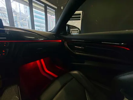 BMW M4 리츠 스마트 엠비언트. 엠비언트가 불어넣는 생기.